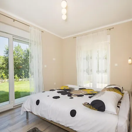 Villa Spacious Rural W Pool Raša