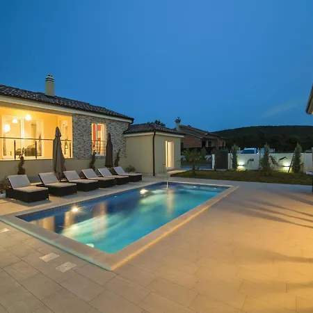 Spacious Rural W Pool Raša