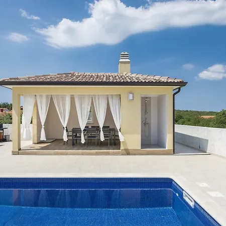 Spacious Rural W Pool Willa Raša