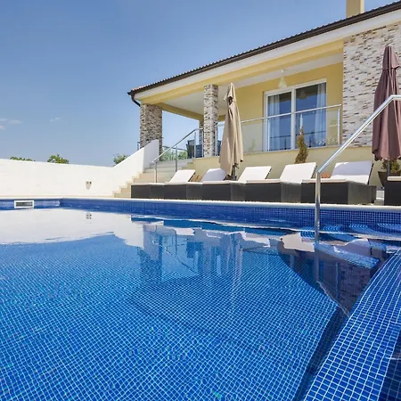 Willa Spacious Rural W Pool *
