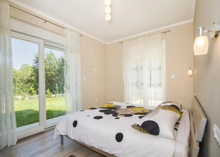 Villa Spacious Rural W Pool Raša