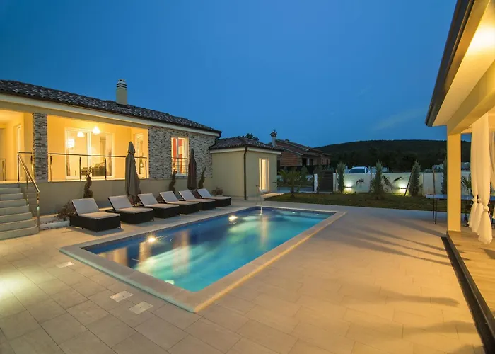 Spacious Rural W Pool Raša