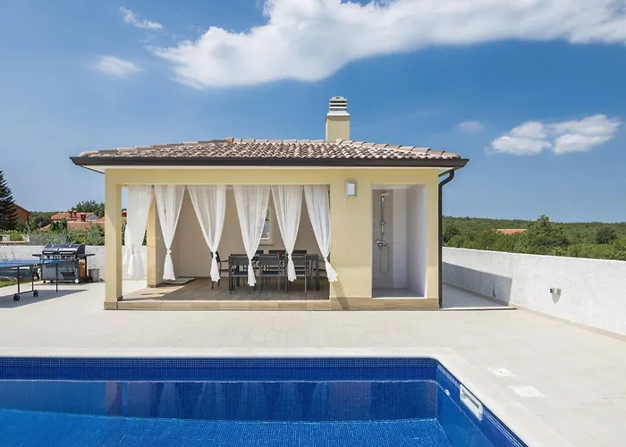 Spacious Rural W Pool Villa Raša