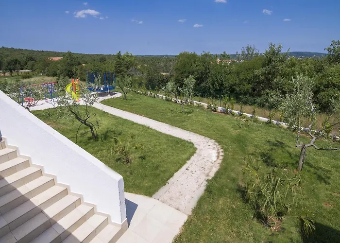 Villa Spacious Rural W Pool