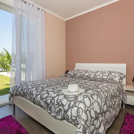 Spacious Rural W Pool Raša