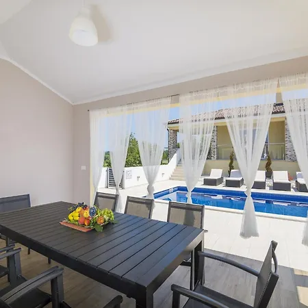 Spacious Rural W Pool Villa Raša