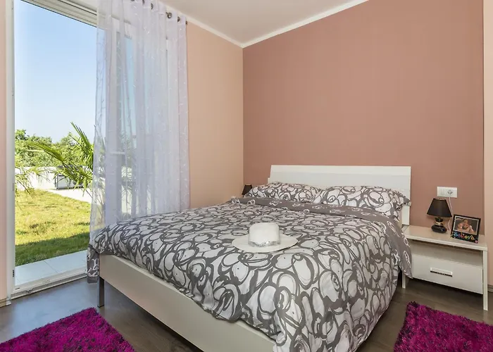 Spacious Rural W Pool Rasa