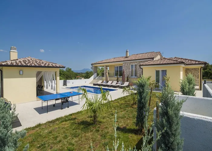 Spacious Rural W Pool Vila