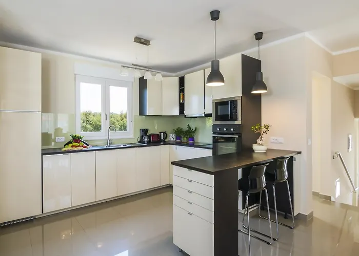 Spacious Rural W Pool Vila Rasa