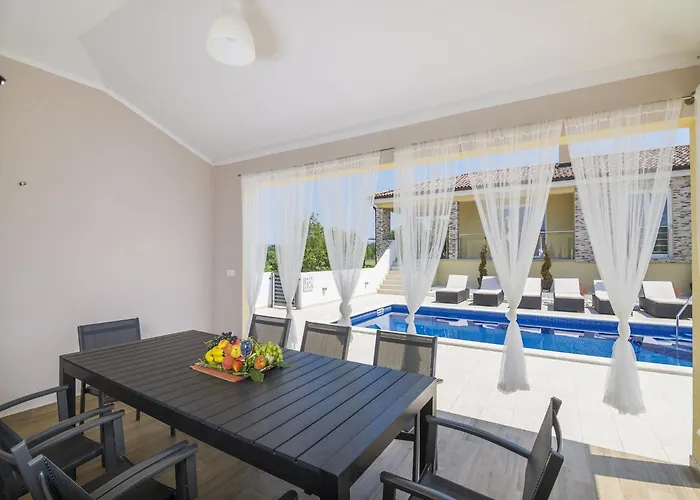 Spacious Rural W Pool Villa Raša