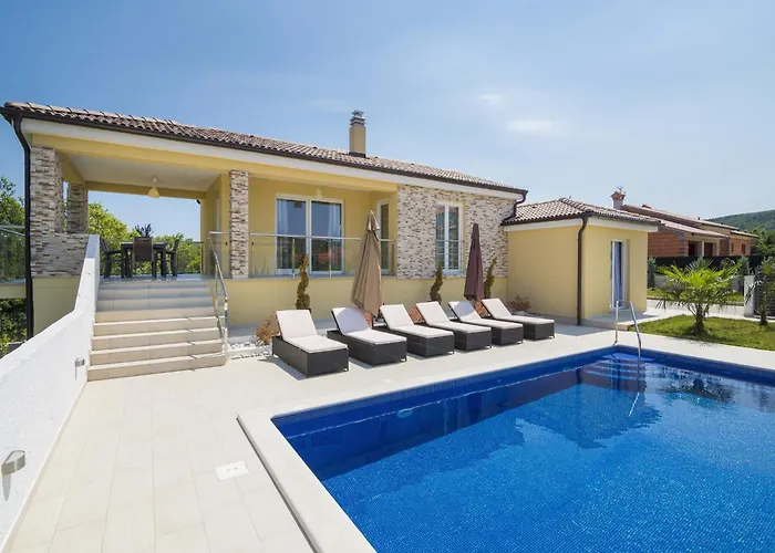 Villa Spacious Rural W Pool Raša