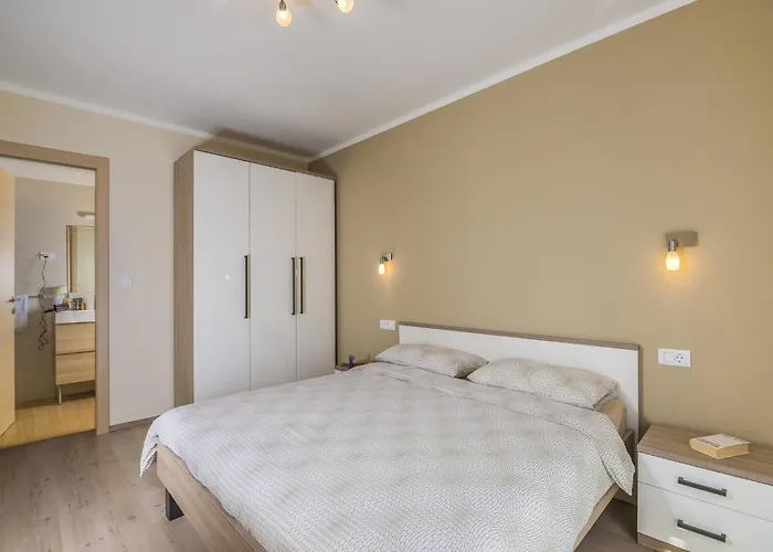 Spacious Rural W Pool Villa Raša